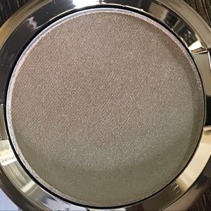 BECCA Light Chaser Highlighter for face & eye